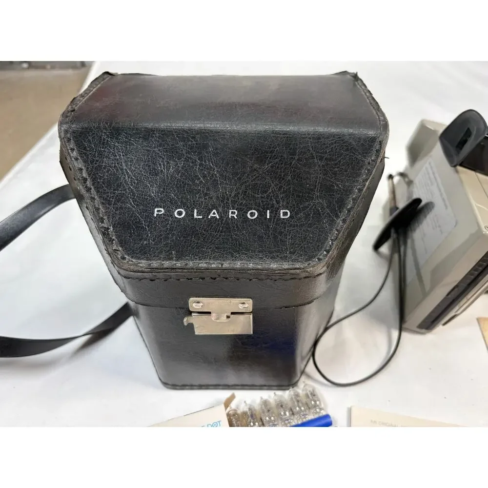 Vintage Polaroid THE SWINGER Model 20 Land Camera w/ Carry Case & Bulbs UNTESTED